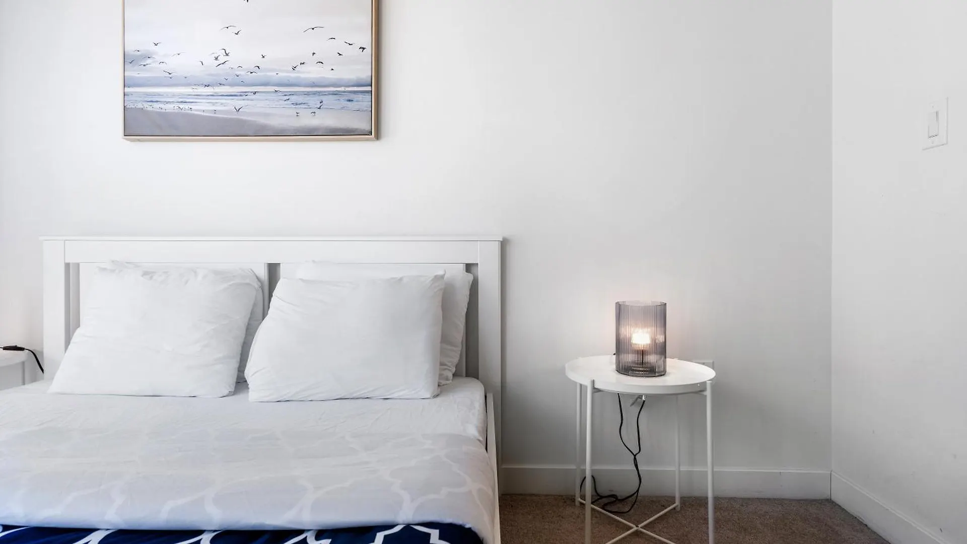 Upscale One Bedroom And Den Condo With Parking Toronto Apartment