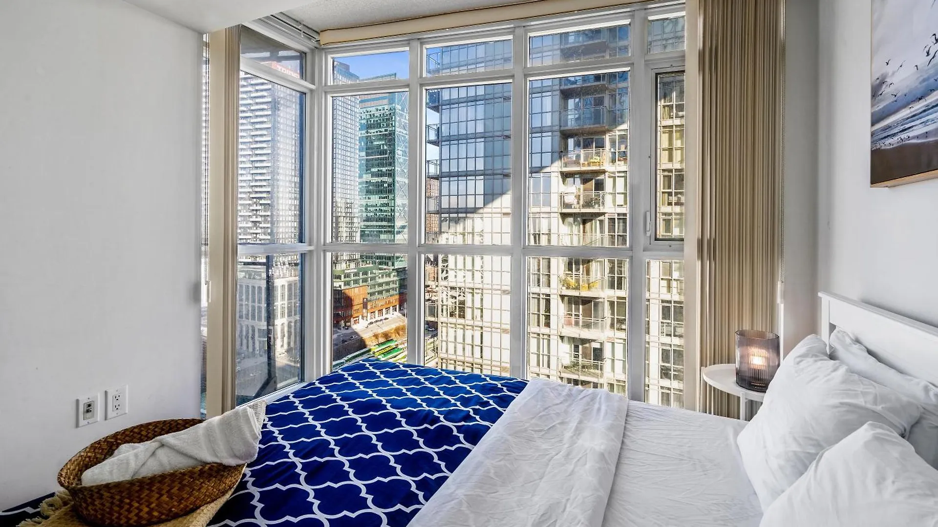 Upscale One Bedroom And Den Condo With Parking Toronto Canada