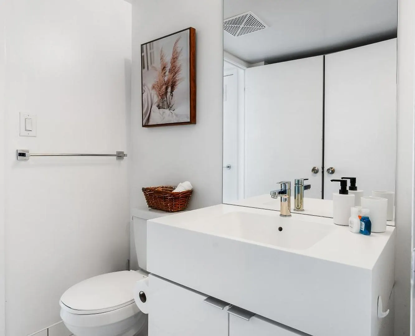 Apartment Upscale One Bedroom And Den Condo With Parking Toronto