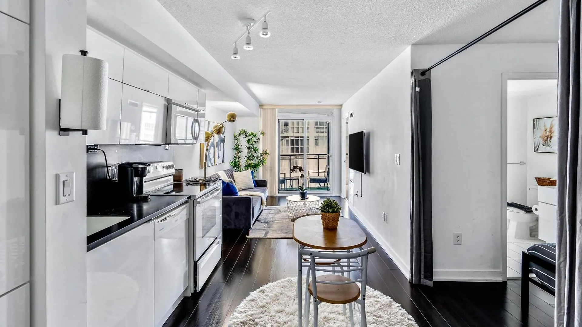 Upscale One Bedroom And Den Condo With Parking Toronto 0*,  Canada