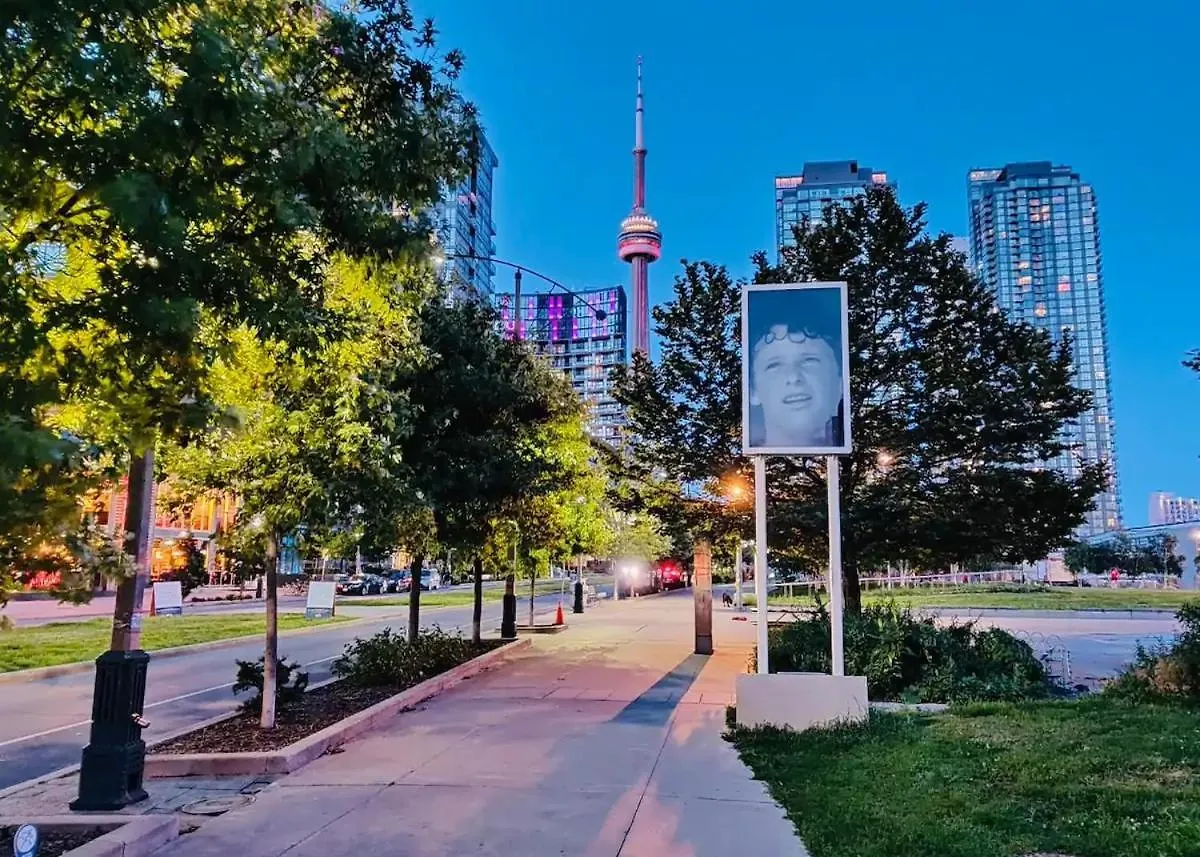 Upscale One Bedroom And Den Condo With Parking Toronto