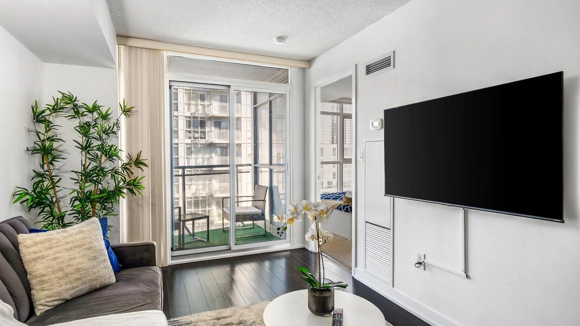 Upscale One Bedroom And Den Condo With Parking Toronto 0*,