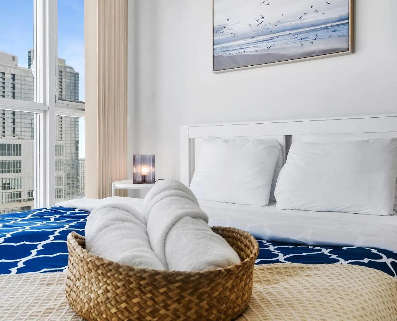 Upscale One Bedroom And Den Condo With Parking Toronto