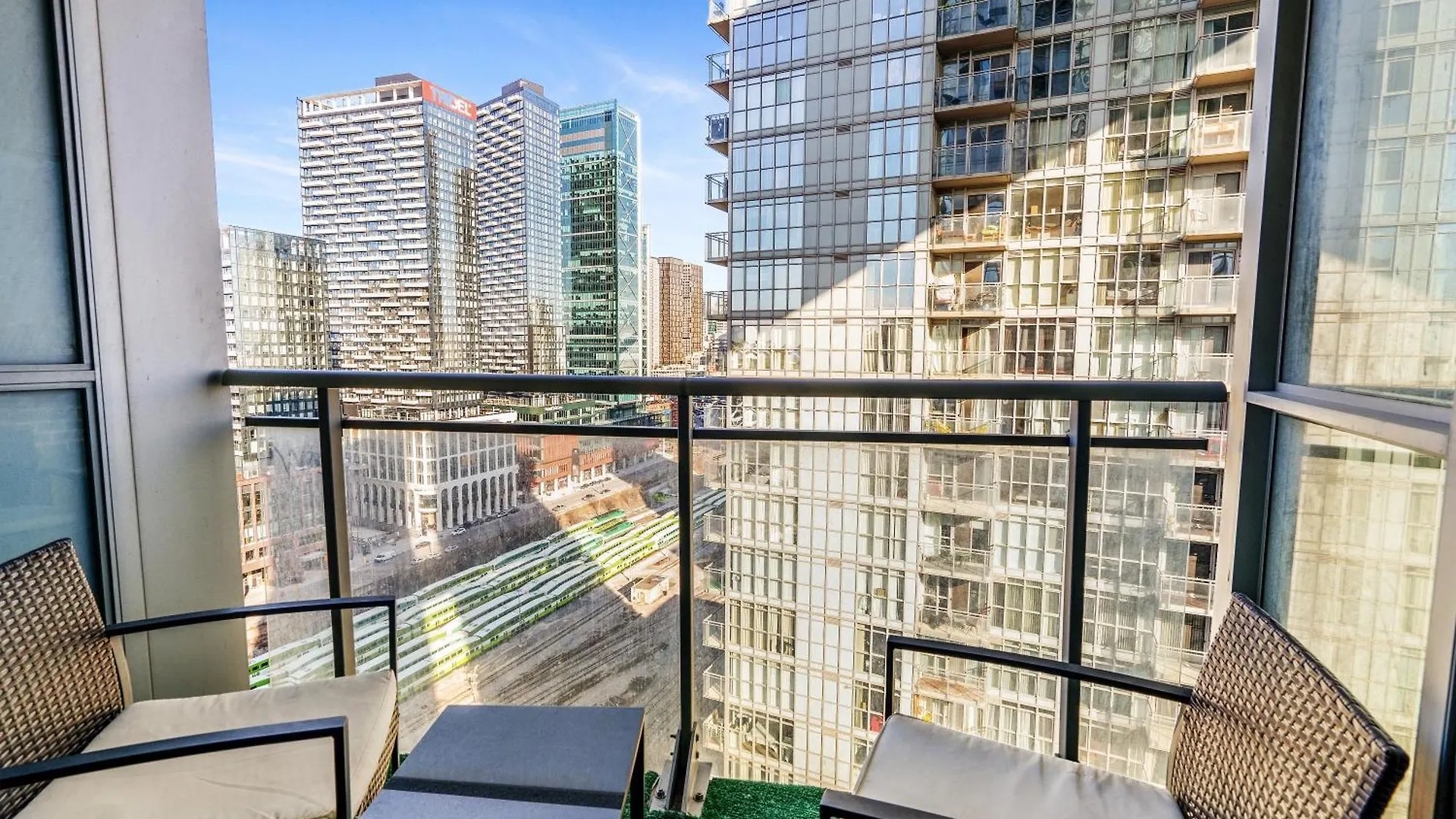 Apartment Upscale One Bedroom And Den Condo With Parking Toronto Canada